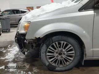 2011 Chrysler Town & Country Limited with VIN 2A4RR6DG3BR698226, listed as a IAAI auction lot 41598412 with 184,998 mi miles. Bid and sale history available at carsss.com. Image 17.