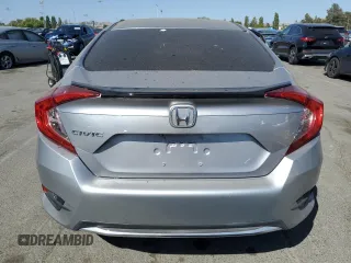 2020 Honda Civic LX z VIN 19XFC2F6XLE209685, wystawiony jako Copart lot #59595335 z przebiegiem Nie podano mil oraz Szkoda całkowita • Salvage title. Historia ofert i sprzedaży dostępna na DreamBid. Obrazek 6.