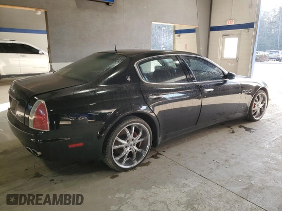 2005 Maserati Quattroporte z VIN ZAMCE39A050015127, wystawiony jako Copart lot #85957714 z przebiegiem 88 278 mil mil oraz Czysty tytuł • Clean title. Historia ofert i sprzedaży dostępna na DreamBid. Obrazek 3.
