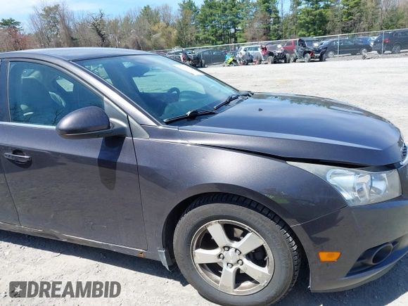 2014 Chevrolet Cruze 1LT z VIN 1G1PC5SB7E7352808, wystawiony jako IAAI lot #42143880 z przebiegiem 111 865 mil mil oraz . Historia ofert i sprzedaży dostępna na DreamBid. Obrazek 13.