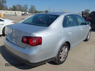 2008 Volkswagen Jetta SE z VIN 3VWRM71KX8M191212, wystawiony jako IAAI lot #42660632 z przebiegiem 198 459 mil mil oraz . Historia ofert i sprzedaży dostępna na DreamBid. Obrazek 4.