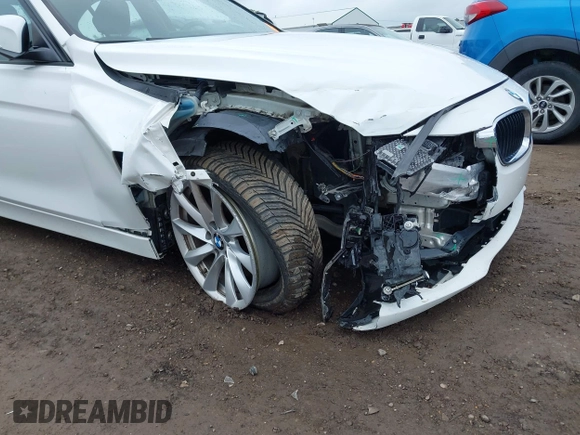 2018 BMW 3 Series 320i xDrive z VIN WBA8E5G5XJNU47665, wystawiony jako IAAI lot #42332838 z przebiegiem 97 821 mil mil oraz . Historia ofert i sprzedaży dostępna na DreamBid. Obrazek 6.