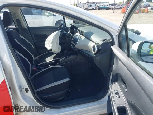 2022 Nissan Versa SV z VIN 3N1CN8EV4NL839437, wystawiony jako IAAI lot #42020629 z przebiegiem 46 138 mil mil oraz . Historia ofert i sprzedaży dostępna na DreamBid. Obrazek 5.