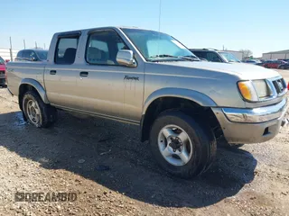 2000 Nissan Frontier XE z VIN 1N6ED27Y7YC380463, wystawiony jako IAAI lot #41770834 z przebiegiem 326 169 mil mil oraz . Historia ofert i sprzedaży dostępna na DreamBid. Obrazek 1.