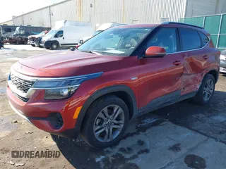 2021 Kia Seltos S z VIN KNDEUCAA5M7226700, wystawiony jako IAAI lot #41525957 z przebiegiem 45 963 mil mil oraz . Historia ofert i sprzedaży dostępna na DreamBid. Obrazek 2.