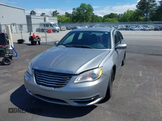 2014 Chrysler 200 LX z VIN 1C3CCBAG3EN103701, wystawiony jako IAAI lot #42269347 z przebiegiem 180 790 mil mil oraz . Historia ofert i sprzedaży dostępna na DreamBid. Obrazek 2.