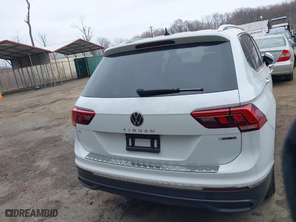 2024 Volkswagen Tiguan SE with VIN 3VVMB7AX1RM008684, listed as a IAAI auction lot 41801437 with 9,511 mi miles. Bid and sale history available at carsss.com. Image 16.