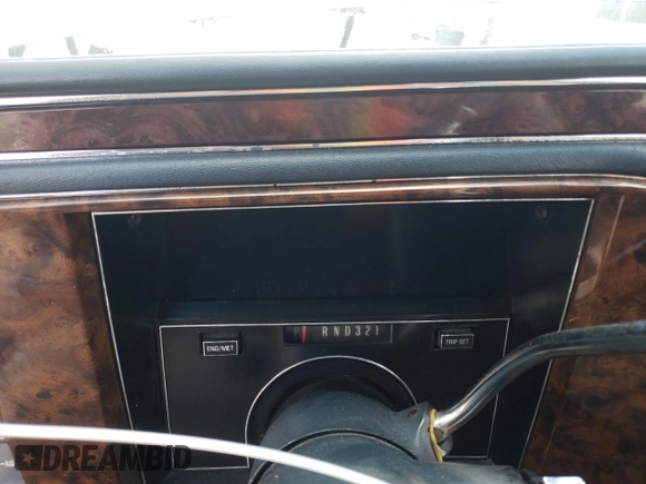 1991 Cadillac Brougham z VIN 1G6DW54E6MR710852, wystawiony jako Copart lot #76027004 z przebiegiem Nie podano mil oraz Szkody całkowita. Historia ofert i sprzedaży dostępna na DreamBid. Obrazek 9.
