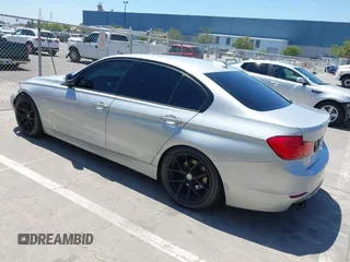 2013 BMW 3 Series 328i z VIN WBA3C1C58DF438492, wystawiony jako IAAI lot #42227575 z przebiegiem 110 497 mil mil oraz . Historia ofert i sprzedaży dostępna na DreamBid. Obrazek 3.