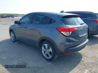 2022 Honda HR-V LX z VIN 3CZRU5H30NM718329, wystawiony jako IAAI lot #42396971 z przebiegiem 28 411 mil mil oraz . Historia ofert i sprzedaży dostępna na DreamBid. Obrazek 3.