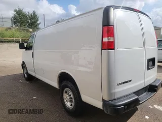 2022 Chevrolet Express Cargo z VIN 1GCWGAFP2N1259705, wystawiony jako IAAI lot #42558312 z przebiegiem 64 969 mil mil oraz . Historia ofert i sprzedaży dostępna na DreamBid. Obrazek 3.