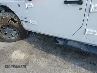 2016 Jeep Wrangler Unlimited Sahara z VIN 1C4HJWEG5GL172350, wystawiony jako IAAI lot #39987533 z przebiegiem 158 540 mil mil oraz . Historia ofert i sprzedaży dostępna na DreamBid. Obrazek 19.