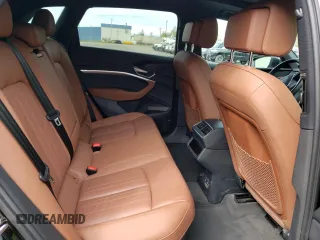 2022 Audi e-tron Premium z VIN WA1AAAGE3NB023710, wystawiony jako Copart lot #57508235 z przebiegiem 23 483 mil mil oraz Tytuł czysty. Historia ofert i sprzedaży dostępna na DreamBid. Obrazek 11.