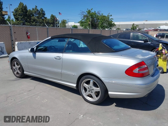 2004 Mercedes-Benz CLK 500 z VIN WDBTK75G24T009579, wystawiony jako IAAI lot #42313638 z przebiegiem 151 536 mil mil oraz . Historia ofert i sprzedaży dostępna na DreamBid. Obrazek 3.