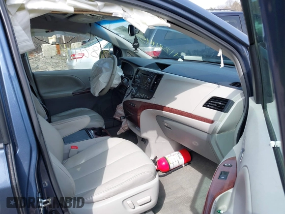 2014 Toyota Sienna XLE with VIN 5TDYK3DC9ES511035, listed as a IAAI auction lot 41884115 with 153,071 mi miles. Bid and sale history available at carsss.com. Image 5.