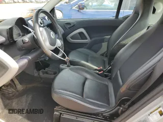 2015 Smart fortwo Passion z VIN WMEEJ3BA3FK809467, wystawiony jako Copart lot #50590865 z przebiegiem 83 821 mil mil oraz Szkody całkowita. Historia ofert i sprzedaży dostępna na DreamBid. Obrazek 7.
