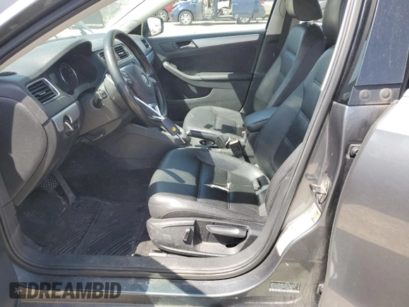 2013 Volkswagen Jetta SE z VIN 3VWDP7AJ8DM352028, wystawiony jako Copart lot #53182505 z przebiegiem 226 944 mil mil oraz Czysty tytuł • Clean title. Historia ofert i sprzedaży dostępna na DreamBid. Obrazek 7.