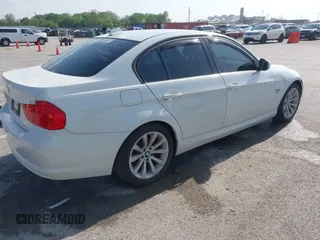 2011 BMW 3 Series 328i xDrive z VIN WBAPK5C52BA661858, wystawiony jako IAAI lot #42074865 z przebiegiem 92 412 mil mil oraz . Historia ofert i sprzedaży dostępna na DreamBid. Obrazek 4.