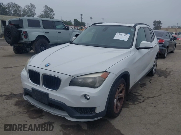 2015 BMW X1 sDrive28i z VIN WBAVM1C50FVZ93810, wystawiony jako IAAI lot #42475276 z przebiegiem 139 118 mil mil oraz . Historia ofert i sprzedaży dostępna na DreamBid. Obrazek 2.