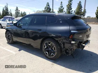 2024 BMW iX xDrive50 z VIN WB523CF05RCN96948, wystawiony jako Copart lot #50858304 z przebiegiem 8923 mil mil oraz Szkoda całkowita • Salvage title. Historia ofert i sprzedaży dostępna na DreamBid. Obrazek 2.
