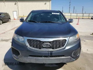 2012 Kia Sorento LX z VIN 5XYKT3A12CG241520, wystawiony jako Copart lot #49738575 z przebiegiem 110 486 mil mil oraz Czysty tytuł • Clean title. Historia ofert i sprzedaży dostępna na DreamBid. Obrazek 5.