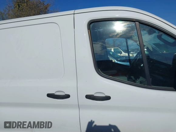 2020 Ford Transit Cargo z VIN 1FTBR2Y80LKA19838, wystawiony jako IAAI lot #41648913 z przebiegiem 60 789 mil mil oraz . Historia ofert i sprzedaży dostępna na DreamBid. Obrazek 12.