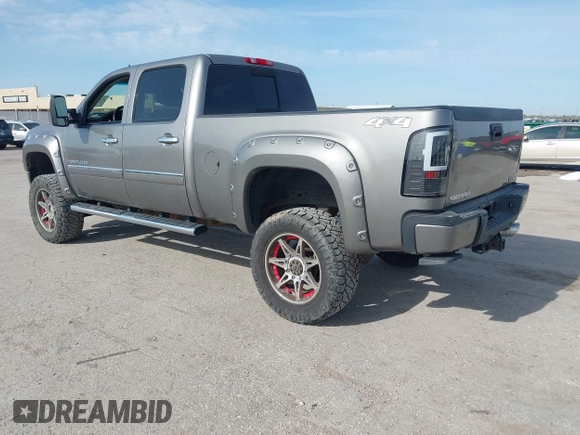 2013 GMC Sierra 2500HD Denali z VIN 1GT125E81DF127112, wystawiony jako IAAI lot #41907764 z przebiegiem 289 619 mil mil oraz . Historia ofert i sprzedaży dostępna na DreamBid. Obrazek 3.