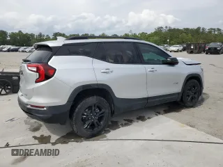 2022 GMC Terrain AT4 z VIN 3GKALYEV4NL251066, wystawiony jako Copart lot #53334335 z przebiegiem Nie podano mil oraz Szkoda całkowita • Salvage title. Historia ofert i sprzedaży dostępna na DreamBid. Obrazek 3.