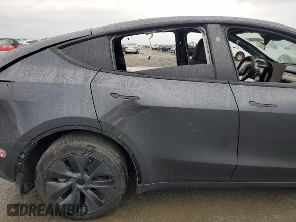 2024 Tesla Model Y with VIN 7SAYGDED6RF131193, listed as a Copart auction lot 47822735 with 10,007 mi miles and Salvage Title. Bid and sale history available at DreamBid. Image 10.