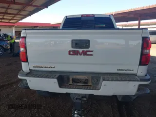 2016 GMC Sierra 2500HD Denali z VIN 1GT12UE85GF157972, wystawiony jako IAAI lot #40659216 z przebiegiem 130 351 mil mil oraz . Historia ofert i sprzedaży dostępna na DreamBid. Obrazek 16.