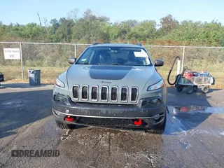 2014 Jeep Cherokee Trailhawk z VIN 1C4PJMBS2EW212341, wystawiony jako IAAI lot #40672694 z przebiegiem 108 622 mil mil oraz . Historia ofert i sprzedaży dostępna na DreamBid. Obrazek 12.