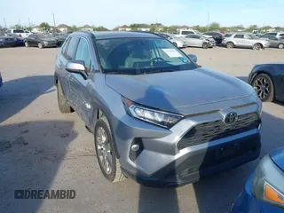 2021 Toyota RAV4 XLE Premium with VIN 2T3C1RFV1MC142071, listed as a IAAI auction lot 41747935 with 82,427 mi miles. Bid and sale history available at carsss.com. Image 1.