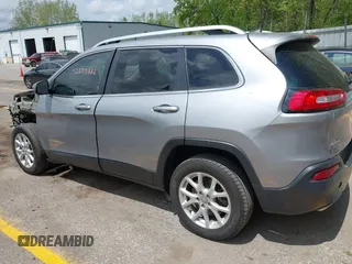 2016 Jeep Cherokee Latitude z VIN 1C4PJMCS9GW213469, wystawiony jako IAAI lot #42270882 z przebiegiem 144 499 mil mil oraz . Historia ofert i sprzedaży dostępna na DreamBid. Obrazek 3.