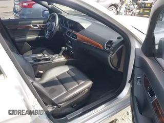 2012 Mercedes-Benz C 300 Sport z VIN WDDGF8BB7CR238797, wystawiony jako IAAI lot #42119641 z przebiegiem 168 348 mil mil oraz . Historia ofert i sprzedaży dostępna na DreamBid. Obrazek 5.