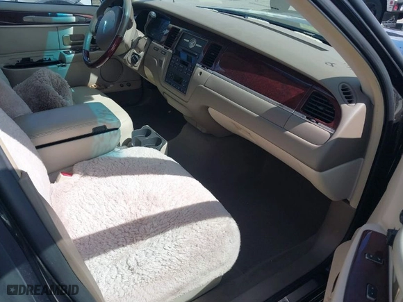 2005 Lincoln Town Car Signature Limited with VIN 1LNHM82W35Y636746, listed as a IAAI auction lot 41801075 with 1 mi miles. Bid and sale history available at carsss.com. Image 5.