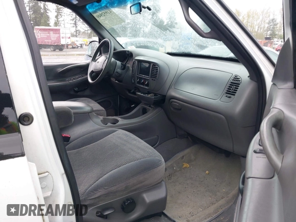 1999 Ford Expedition XLT z VIN 1FMPU18L5XLA15931, wystawiony jako IAAI lot #41952949 z przebiegiem 197 134 mil mil oraz . Historia ofert i sprzedaży dostępna na DreamBid. Obrazek 5.