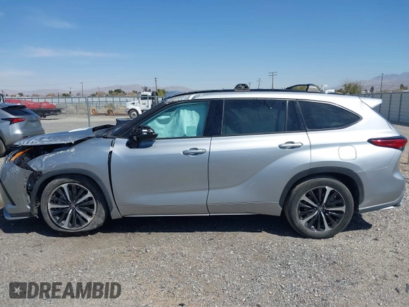 2022 Toyota Highlander XSE with VIN 5TDJZRAH8NS112035, listed as a IAAI auction lot 41840559 with 19,647 mi miles and . Bid and sale history available at DreamBid. Image 13.