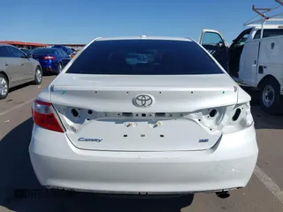2015 Toyota Camry XLE z VIN 4T1BF1FK7FU478581, wystawiony jako IAAI lot #41827385 z przebiegiem 131 375 mil mil oraz . Historia ofert i sprzedaży dostępna na DreamBid. Obrazek 17.