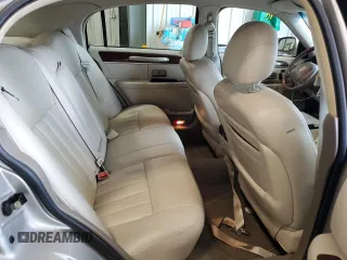 2003 Lincoln Town Car Signature z VIN 1LNHM82W13Y660122, wystawiony jako Copart lot #51790595 z przebiegiem 151 371 mil mil oraz Nie do naprawy • Non repairable. Historia ofert i sprzedaży dostępna na DreamBid. Obrazek 10.