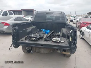 2023 Toyota Tacoma SR5 z VIN 3TMAZ5CN8PM201702, wystawiony jako IAAI lot #42060855 z przebiegiem 17 705 mil mil oraz . Historia ofert i sprzedaży dostępna na DreamBid. Obrazek 17.