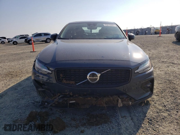 2024 Volvo S60 Core Dark Theme z VIN 7JRL12TK9RG305506, wystawiony jako Copart lot #43276995 z przebiegiem 603 mil mil oraz Szkoda całkowita • Salvage title. Historia ofert i sprzedaży dostępna na DreamBid. Obrazek 5.