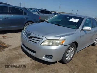 2011 Toyota Camry LE z VIN 4T4BF3EK6BR154387, wystawiony jako IAAI lot #41725062 z przebiegiem 165 211 mil mil oraz . Historia ofert i sprzedaży dostępna na DreamBid. Obrazek 2.