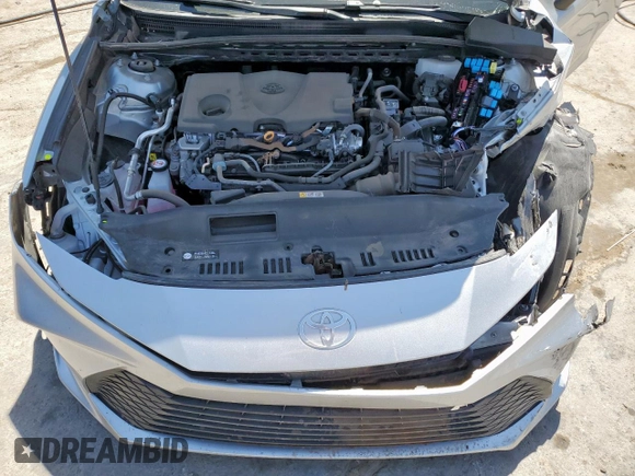 2025 Toyota Camry LE z VIN 4T1DAACKXSU033239, wystawiony jako Copart lot #58013215 z przebiegiem 17 008 mil mil oraz Czysty tytuł • Clean title. Historia ofert i sprzedaży dostępna na DreamBid. Obrazek 11.