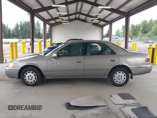 1998 Toyota Camry LE z VIN JT2BG22KXW0157647, wystawiony jako IAAI lot #42282818 z przebiegiem 267 681 mil mil oraz . Historia ofert i sprzedaży dostępna na DreamBid. Obrazek 14.