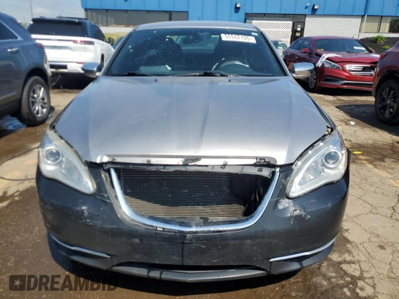 2014 Chrysler 200 Limited z VIN 1C3CCBCG2EN107848, wystawiony jako Copart lot #56942195 z przebiegiem 87 833 mil mil oraz Czysty tytuł • Clean title. Historia ofert i sprzedaży dostępna na DreamBid. Obrazek 5.