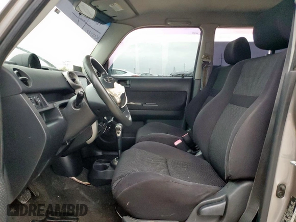 2005 Scion xB z VIN JTLKT324650211104, wystawiony jako Copart lot #55866455 z przebiegiem 210 908 mil mil oraz Szkoda całkowita • Salvage title. Historia ofert i sprzedaży dostępna na DreamBid. Obrazek 7.