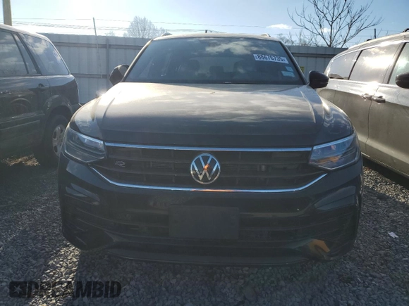 2022 Volkswagen Tiguan SE R-Line Black with VIN 3VV8B7AX0NM005870, listed as a Copart auction lot 88676735 with 40,428 mi miles and Salvage Title. Bid and sale history available at DreamBid. Image 5.