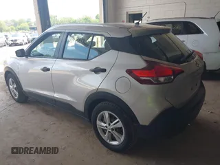 2019 Nissan Kicks S z VIN 3N1CP5CU5KL555586, wystawiony jako IAAI lot #42426743 z przebiegiem 122 015 mil mil oraz . Historia ofert i sprzedaży dostępna na DreamBid. Obrazek 3.