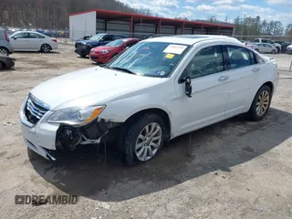 2014 Chrysler 200 Limited z VIN 1C3CCBCGXEN152570, wystawiony jako IAAI lot #41901310 z przebiegiem 135 752 mil mil oraz . Historia ofert i sprzedaży dostępna na DreamBid. Obrazek 2.
