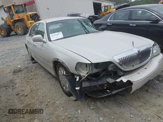 2005 Lincoln Town Car Signature Limited z VIN 1LNHM82W05Y664410, wystawiony jako IAAI lot #42271013 z przebiegiem 184 789 mil mil oraz . Historia ofert i sprzedaży dostępna na DreamBid. Obrazek 1.